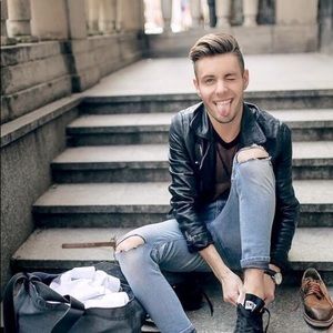 Meet your Posher, Troy